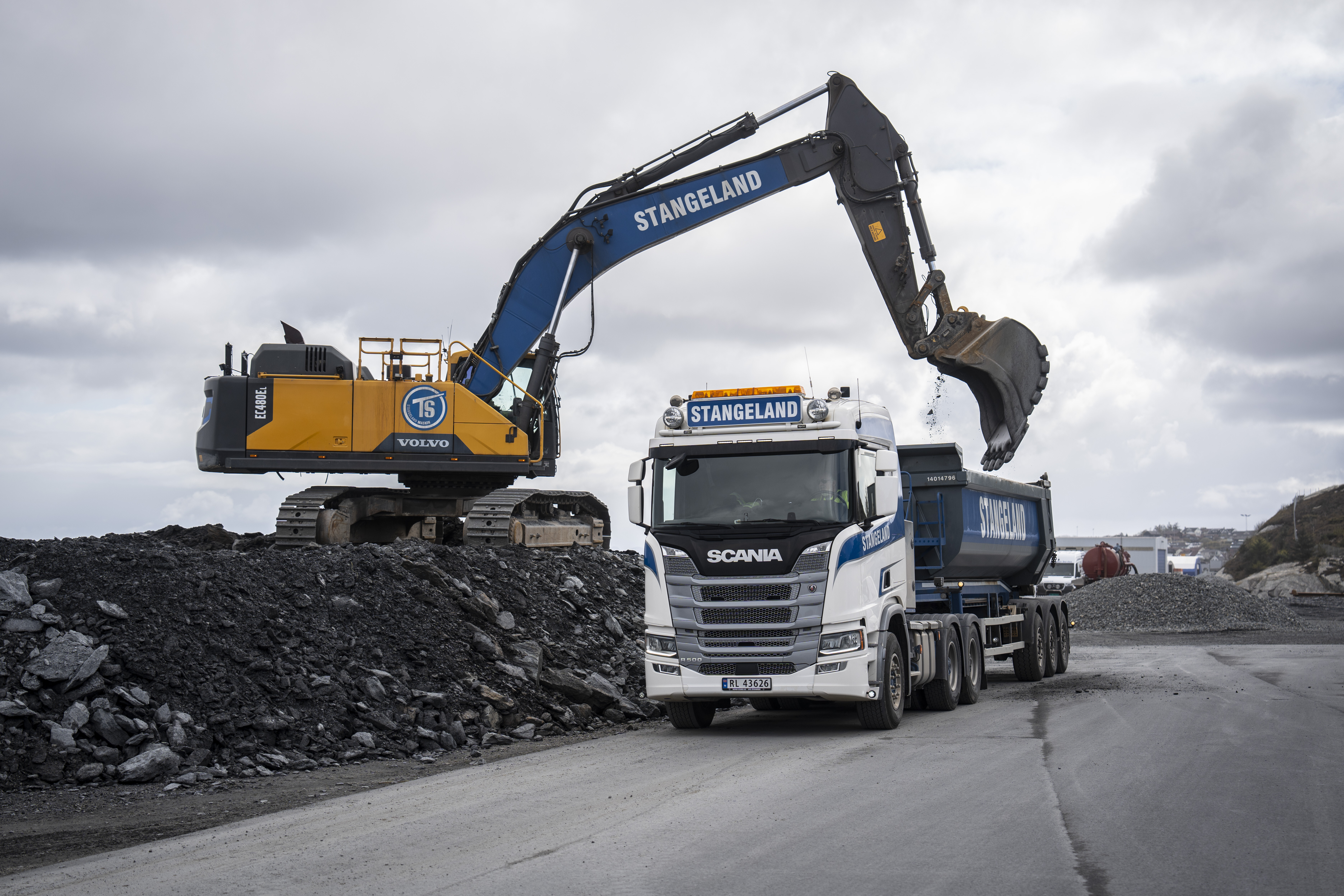 Gravemaskin og lastebil. Foto: Geir Arne Løland